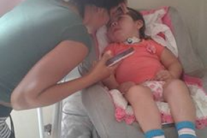Governo nega, mas mãe ganha na Justiça remédios e leite para sobrevivência de filha com paralisia