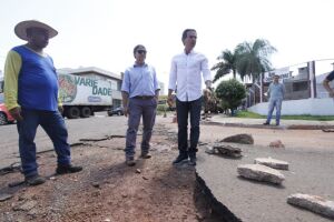 Tapa-buraco não aguenta chuva e prefeitura corre pra reforçar cobertura de buracos
