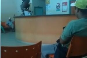 VÍDEO: Morador de rua surta e tenta quebrar objetos em UPA de Campo Grande
