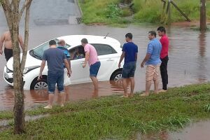 Carros ficam ilhados pela chuva e motoristas distraídos causam engavetamento na Capital