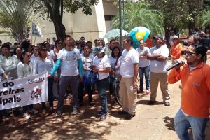 Agentes fazem protesto em frente ao Paço, mas prefeito diz não reconhecer legitimidade de sindicato