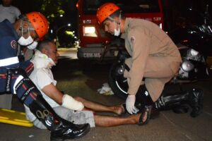 Homem fica ferido em acidente entre motocicletas