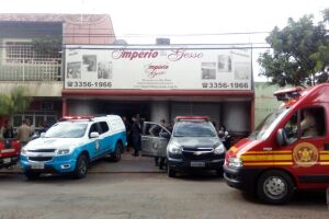 Homem que tentou matar esposa e cometer suicídio passa bem; vítima segue em coma