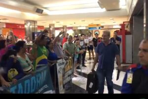 VÍDEO: aos gritos, deputados são recebidos por manifestantes no aeroporto