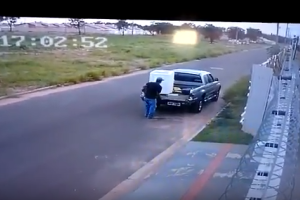 Repórter Top: homem é flagrado em vídeo jogando lixo em bairro de Campo Grande