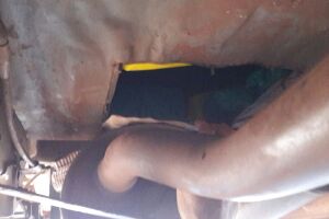 Polícias flagraram tabletes de droga na caminhonete