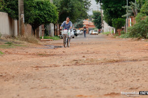 Nas ruas sem asfalta é impossível de transitar nos dias de chuva