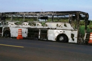 Ônibus com 20 estudantes pega fogo e fica completamente destruído em MS