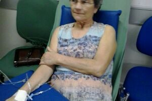Aos 68 anos, dona Arcélia precisa da quimioterapia para cura