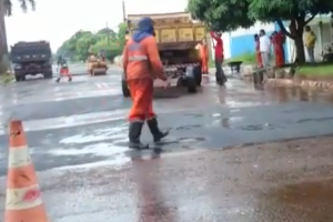 Leitor flagra tapa-buraco durante a chuva na Capital
