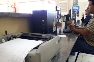 Após denúncias, prefeitura reabastece postos de saúde com papel para imprimir exames