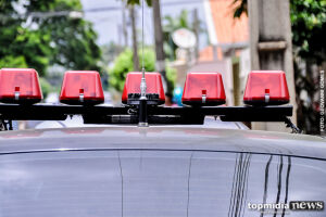 Homem usa ferramentas guardadas em quintal para realizar furto em residência