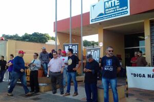 Sindicalistas realizam protesto contra reforma previdenciária na sede do Ministério do Trabalho