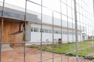 Abandonada, obra de posto de saúde no Santa Luzia começa a deteriorar