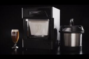 Máquina de fazer cerveja artesanal funciona com app para celular