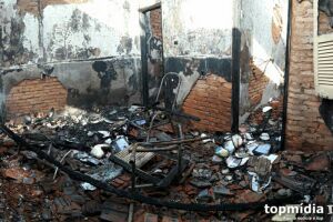 Vídeo: incêndio destrói casas na região central da Capital