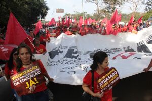 Um dia após protestos de professores, governo sanciona lei criticada pela Fetems
