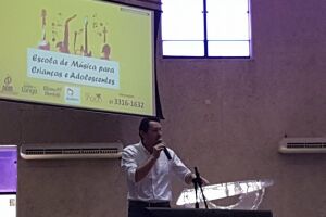 Na Lata: Vereador usa altar de igreja e ação social para divulgar trabalho