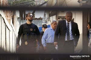 Ap&oacute;s depoimento, Puccinelli coloca tornozeleira e volta para casa