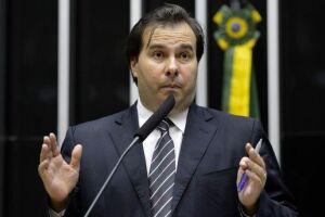 Maia recua e inclui agentes penitenciários na reforma da Previdência