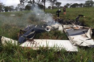 Avião bimotor cai em fazenda de MS e duas pessoas morrem