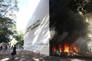 Ato contra Temer em Brasília tem confronto; prédios da Esplanada são evacuados