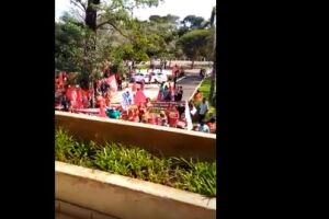 Vídeo: servidores da educação realizam protesto em frente a governadoria