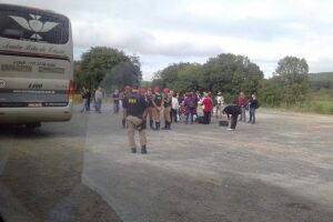 Na Lata: petistas de MS caem em barreira da PRF; policiais buscam foices e facões