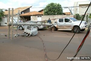 Após batida, motorista perde controle, derruba poste e moradores ficam sem luz no Vilas Boas