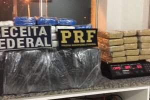PRF prende dois homens e apreende adolescente por tráfico de drogas em ônibus intermunicipal
