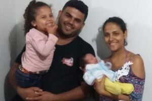 Família do bebê de oito meses.