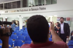 Vídeo: Harfouche interrompe professora aos berros e acaba expulso de sindicato