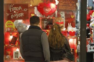 Confira a média do imposto cobrado em presentes populares para o Dia dos Namorados
