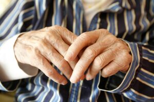 Com medicamento e sonda em falta no SUS, idoso sofre para conter mal de Parkinson