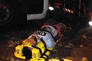 Ao tentar furtar cigarros na frente da PF, homem cai de carreta e acaba preso