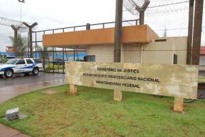Na Lata: detento faz greve de fome e é alimentado com papinha pela Polícia Federal