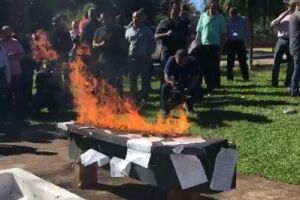 Policiais civis queimam caixão em frente à Governadoria e iniciam manifestações contra reajuste zero