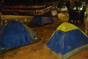 Policiais civis completam quatro dias de acampamento em frente à Governadoria