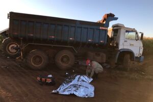 Acidente entre trator e caminhão deixa um morto e dois feridos em estrada rural