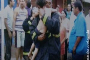 Bombeiro de Maracaju é promovido por ato de bravura após salvar crianças de prédio em chamas