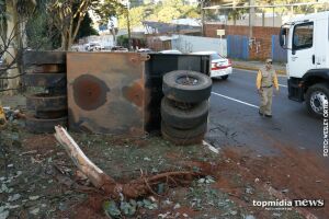 Veículo utilizado em obra de asfalto perde o freio e tomba na Mato Grosso