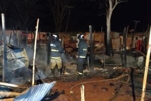 Vela cai em colchão e incêndio destroi sete barracos em favela