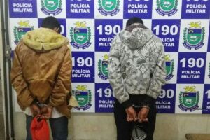 Dupla estava com réplica de pistola .380 e um canivete
