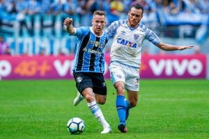 Avaí bate Grêmio e ajuda o  Corinthians a disparar na liderança