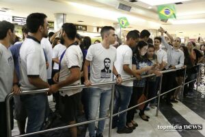 Grupo aguarda chegada de Jair Bolsonaro na Capital