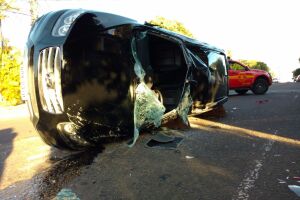 Santa Fé ficou destruido após bater em Nissan e capotar