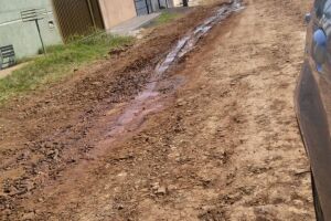 Repórter Top: moradora denuncia vazamento de água potável no bairro Canguru