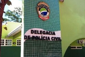 Jovem morre enquanto cortava árvore em fazenda