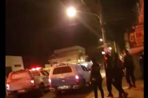 Vídeo: Em bares próximos à UFMS, PM usa gás para liberar rua e duas mulheres são presas