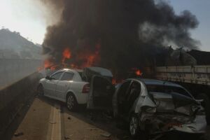 Engavetamento de mais de 30 carros deixa um morto na rodovia Carvalho Pinto